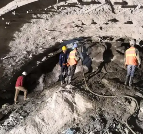 措勤拱顶带模注浆料的施工流程及注意事项